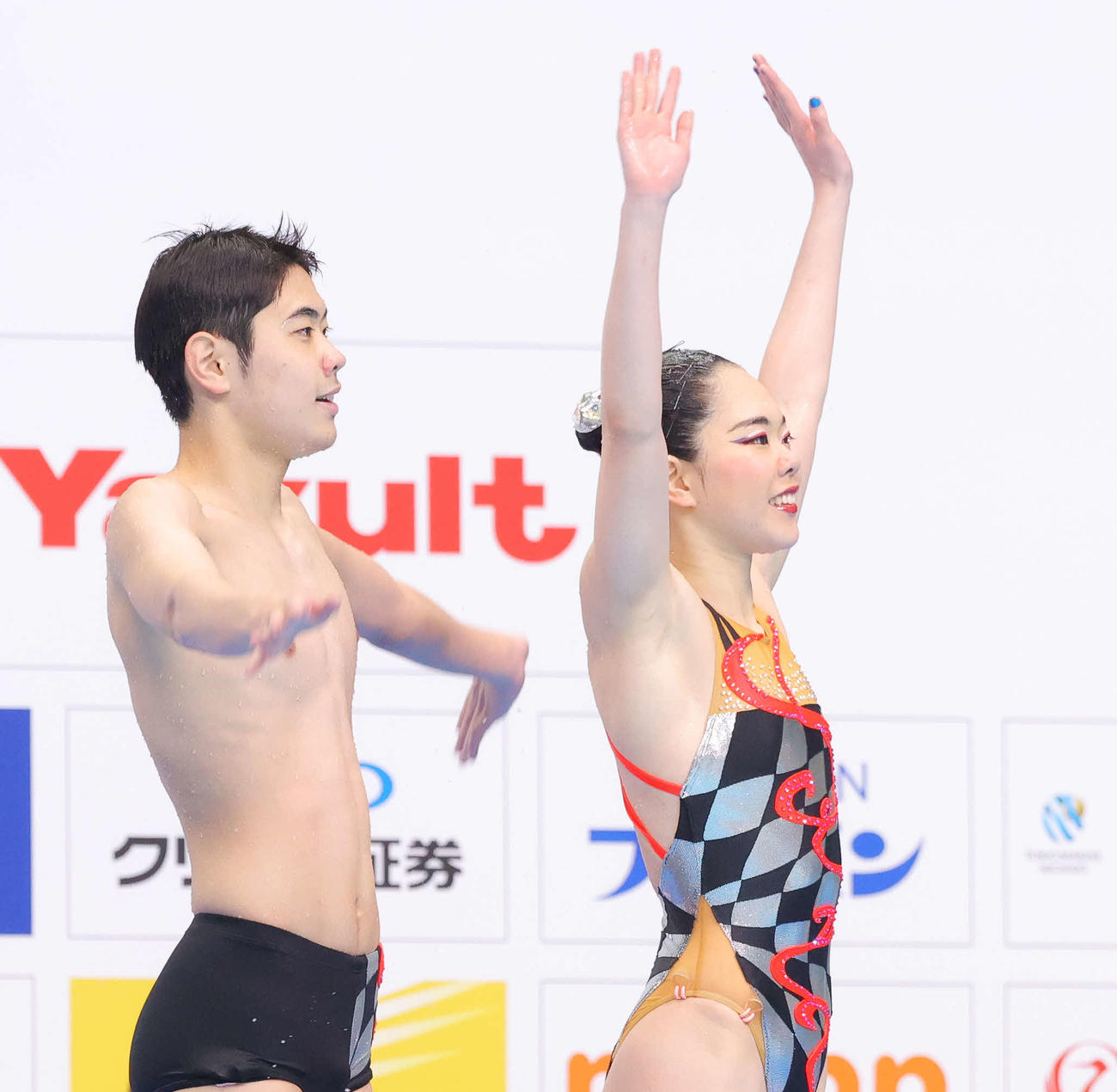 デュエットFRの演技を終え、観客席に手を振る佐藤友（右）、佐藤陽組（撮影・河田真司）