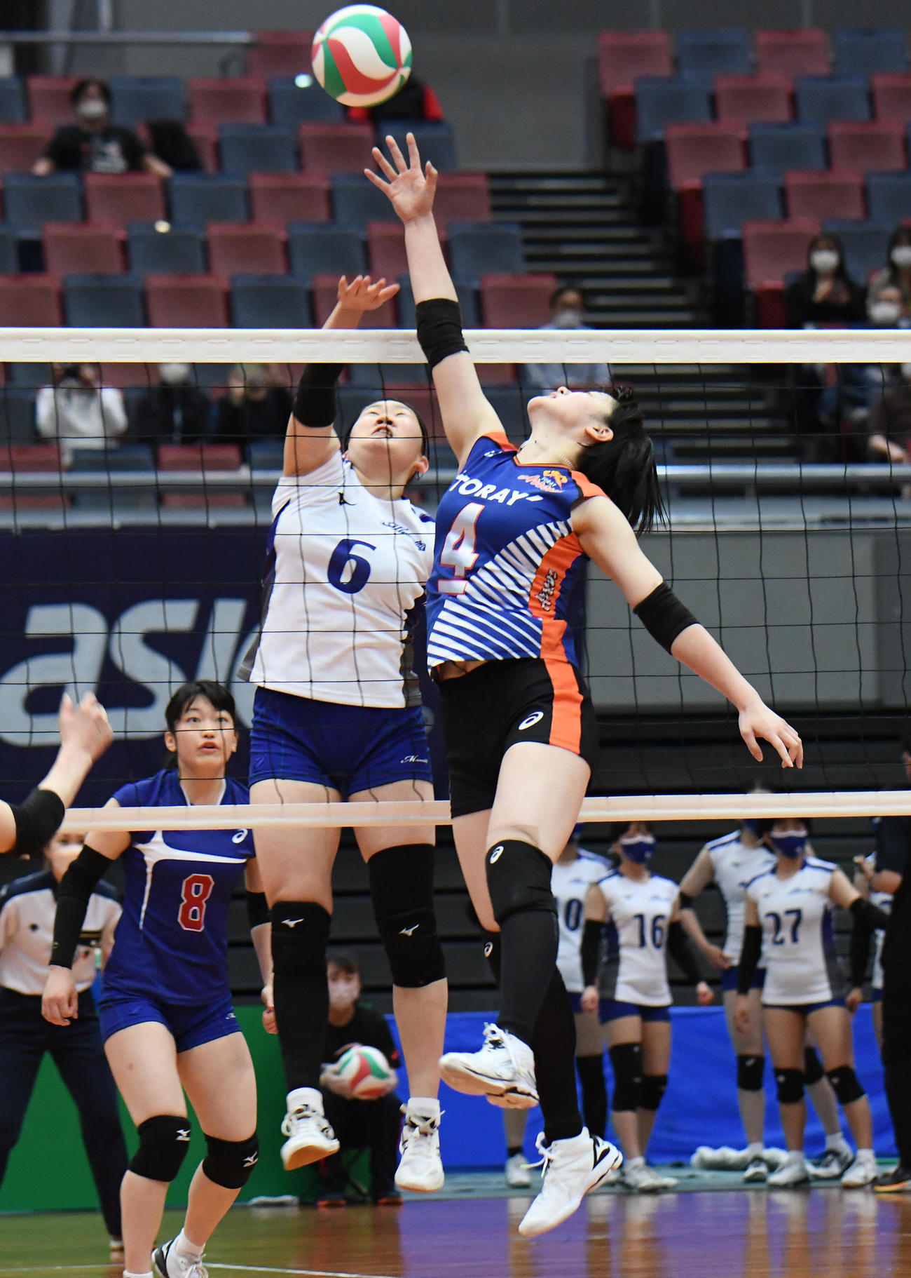 黒鷲旗　東レ対東海大　第1セット、ネット上でボールを奪い合う東レ白井（右）と東海大村中胡（撮影・滝沢美穂子）
