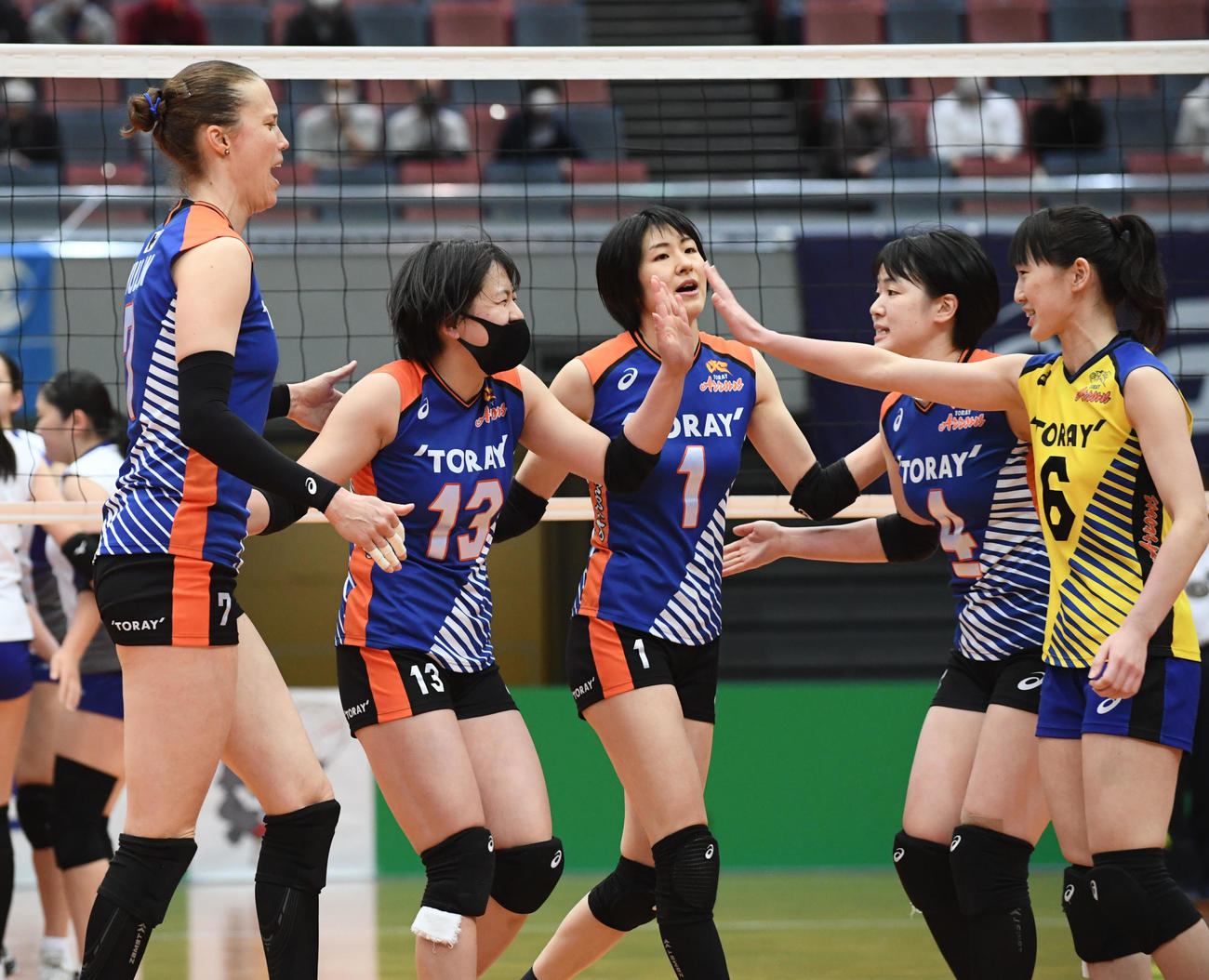 黒鷲旗　東レ対東海大　第1セット、東レ野呂＜13＞が決め、喜ぶ東レの選手（撮影・滝沢美穂子）
