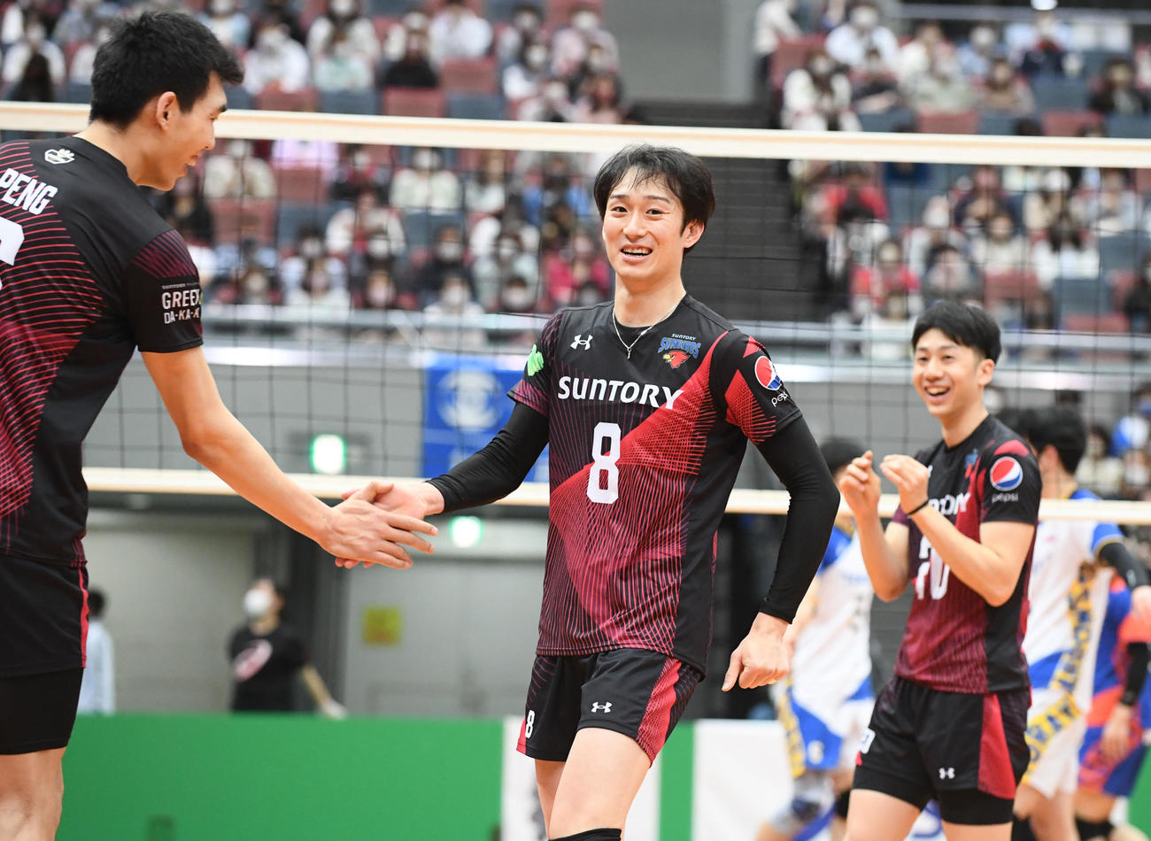 サントリー対東レ　第2セット、サントリー柳田はチームメイトと笑顔でタッチ（撮影・滝沢美穂子）