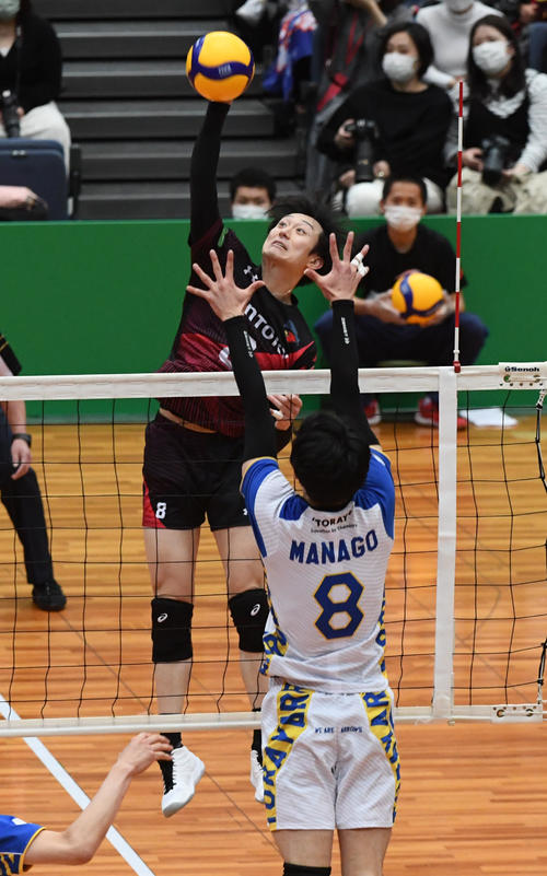 サントリー対東レ　第3セット、サントリー柳田はスパイクを放つ（撮影・滝沢美穂子）