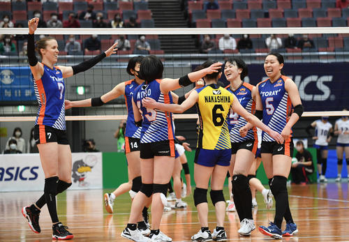 黒鷲旗　東レ対東海大　東海大を破り、決勝進出を決め喜ぶ東レの選手たち（撮影・滝沢美穂子）