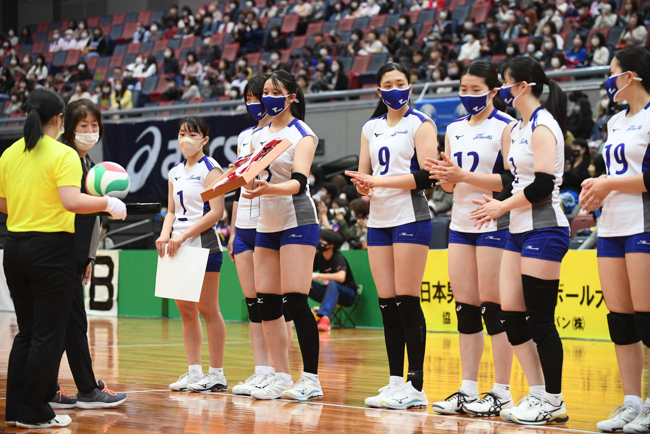3位となり表彰される東海大の選手たち（撮影・滝沢美穂子）