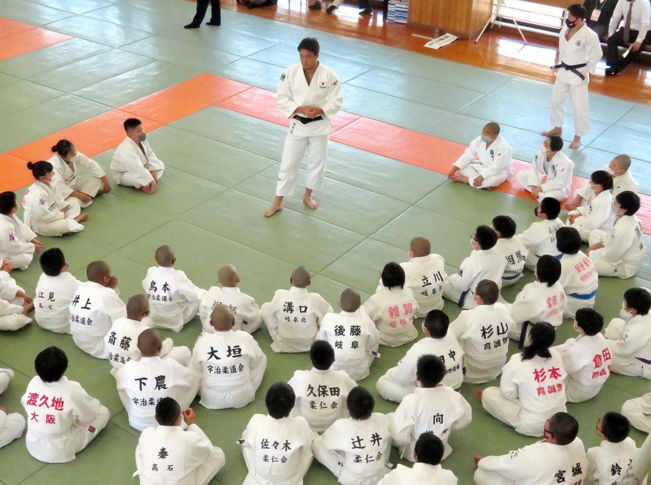 柔道合同錬成で全国から集った少年少女に指導する羽賀龍之介