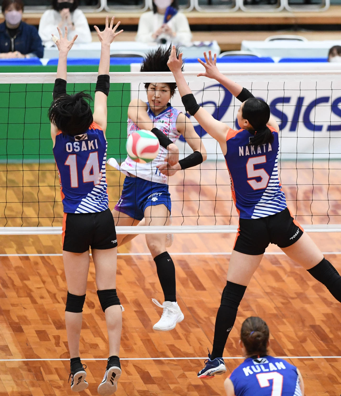 黒鷲旗　東レ対PFU　第2セット、PFU堀口はスパイクを決める（撮影・滝沢美穂子）