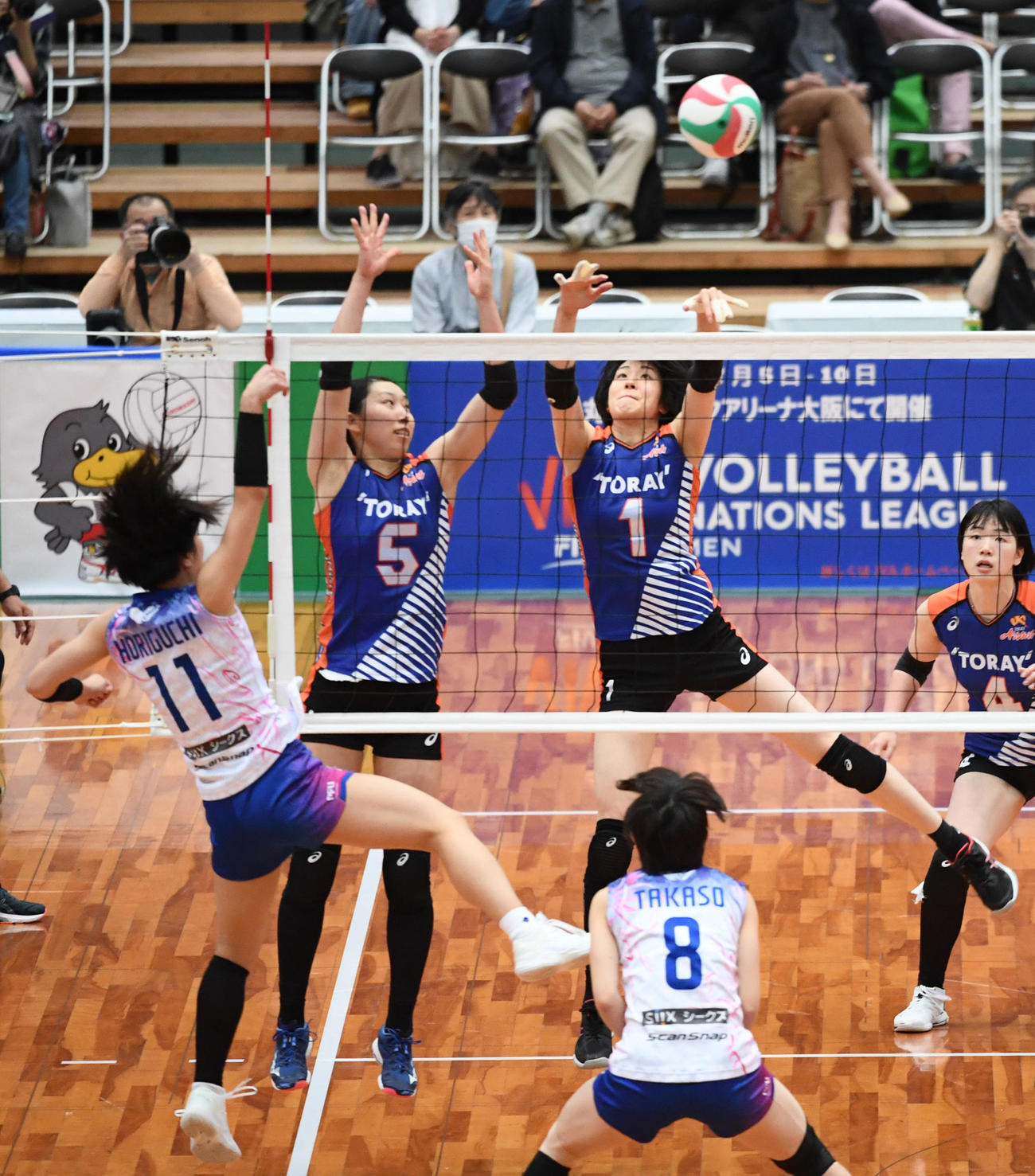 黒鷲旗　東レ対PFU　第1セット、東レ井上＜1＞はブロックを決める（撮影・滝沢美穂子）