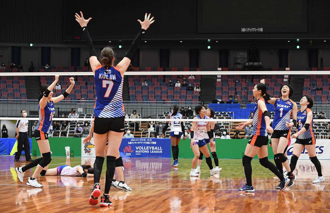 黒鷲旗　優勝を決め、喜ぶ東レの選手たち（撮影・滝沢美穂子）