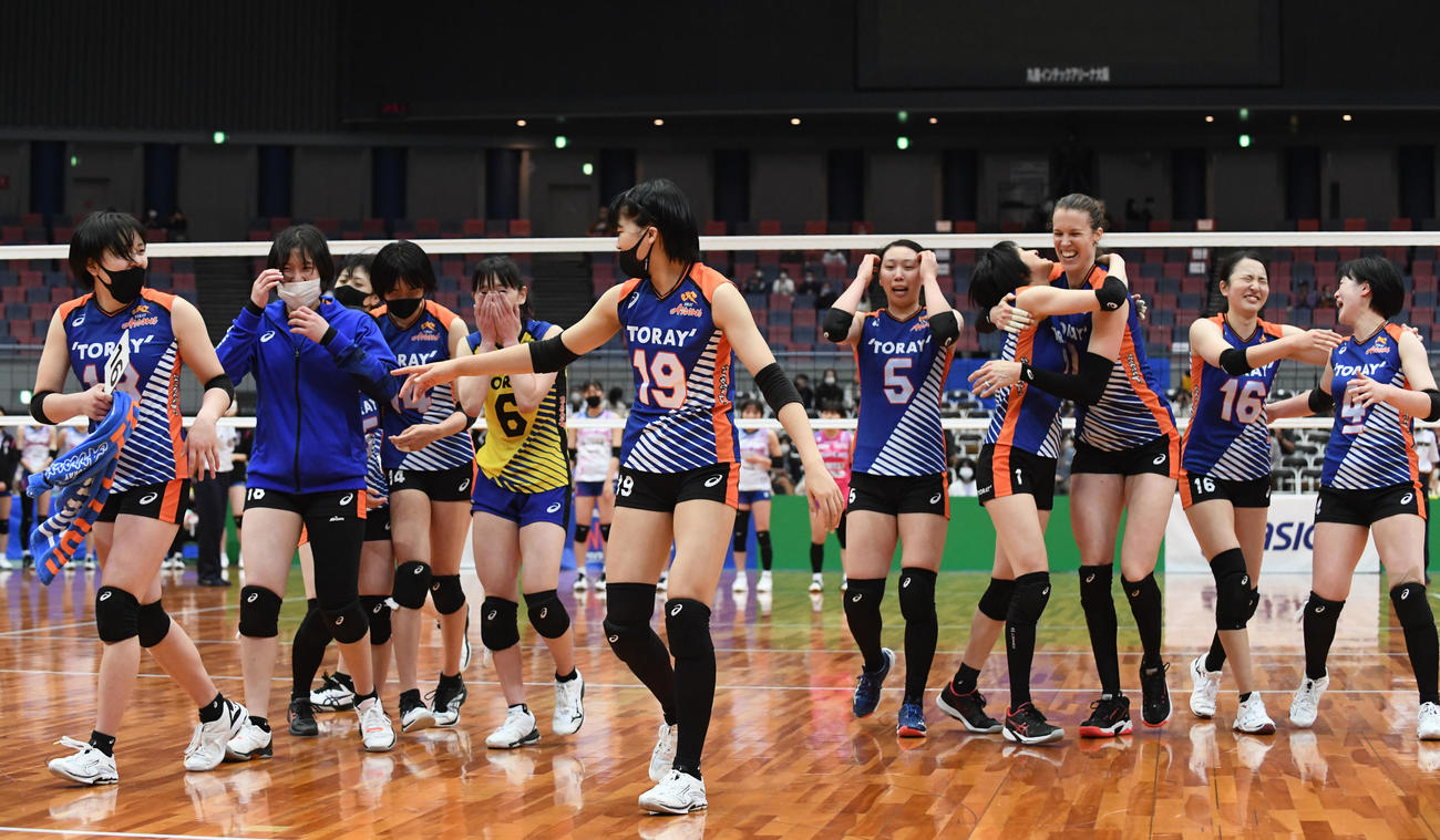 黒鷲旗　優勝を決め、喜ぶ東レの選手たち（撮影・滝沢美穂子）