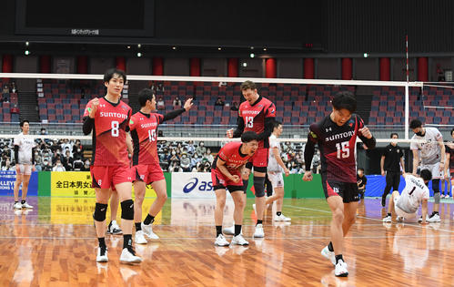 黒鷲旗　優勝を決め、喜ぶサントリーの選手たち（撮影・滝沢美穂子）