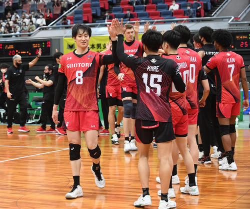 黒鷲旗　優勝を決めたサントリー柳田は、チームメートとハイタッチで喜ぶ（撮影・滝沢美穂子）