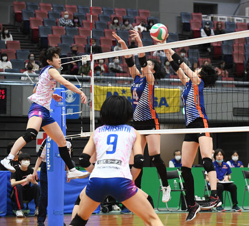 黒鷲旗　東レ対PFU　第3セット、PFU高相はスパイクを放つ（撮影・滝沢美穂子）