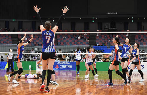 黒鷲旗　優勝を決め、喜ぶ東レの選手たち（撮影・滝沢美穂子）