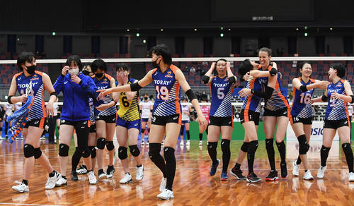 黒鷲旗　優勝を決め、喜ぶ東レの選手たち（撮影・滝沢美穂子）