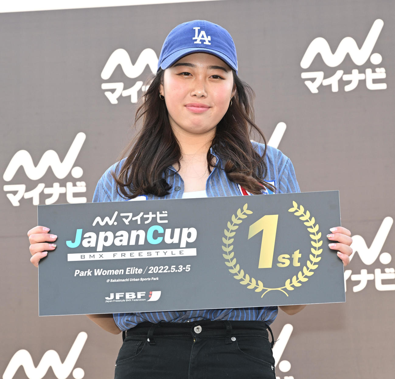 女子エリート決勝で優勝した内藤は表彰式で記念のパネルを手にする（撮影・滝沢徹郎）