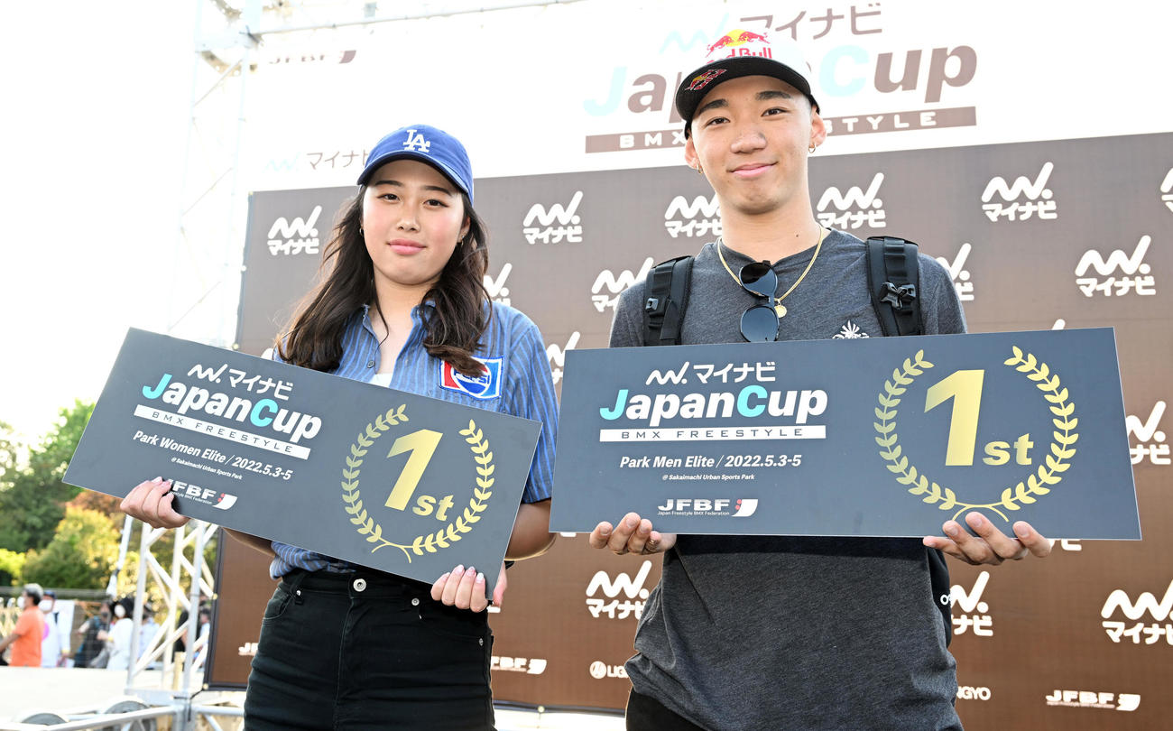 女子エリート優勝の内藤（左）と男子エリート優勝の中村はパネルを手に記念撮影する（撮影・滝沢徹郎）