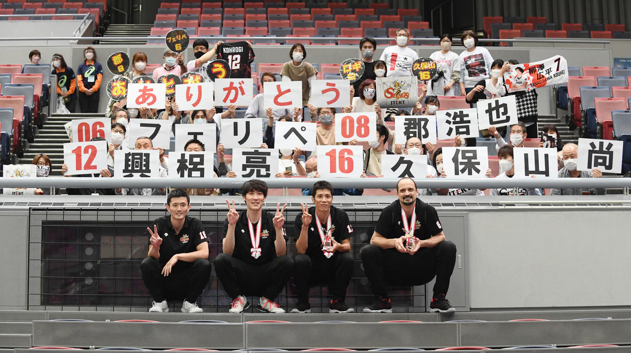 応援団と記念撮影する左から久保山、郡、興梠、フェリペ（撮影・滝沢美穂子）