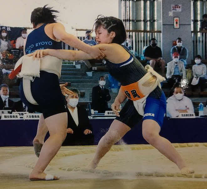 国際選抜堺大会準決勝を寄り切りで勝った平口（右）（家族提供）　　　