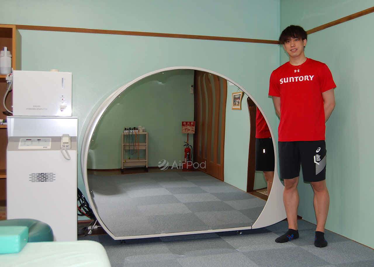 男子日本代表セッターの大宅真樹が所属するサントリーに導入された「水素カプセル」（エイム提供）