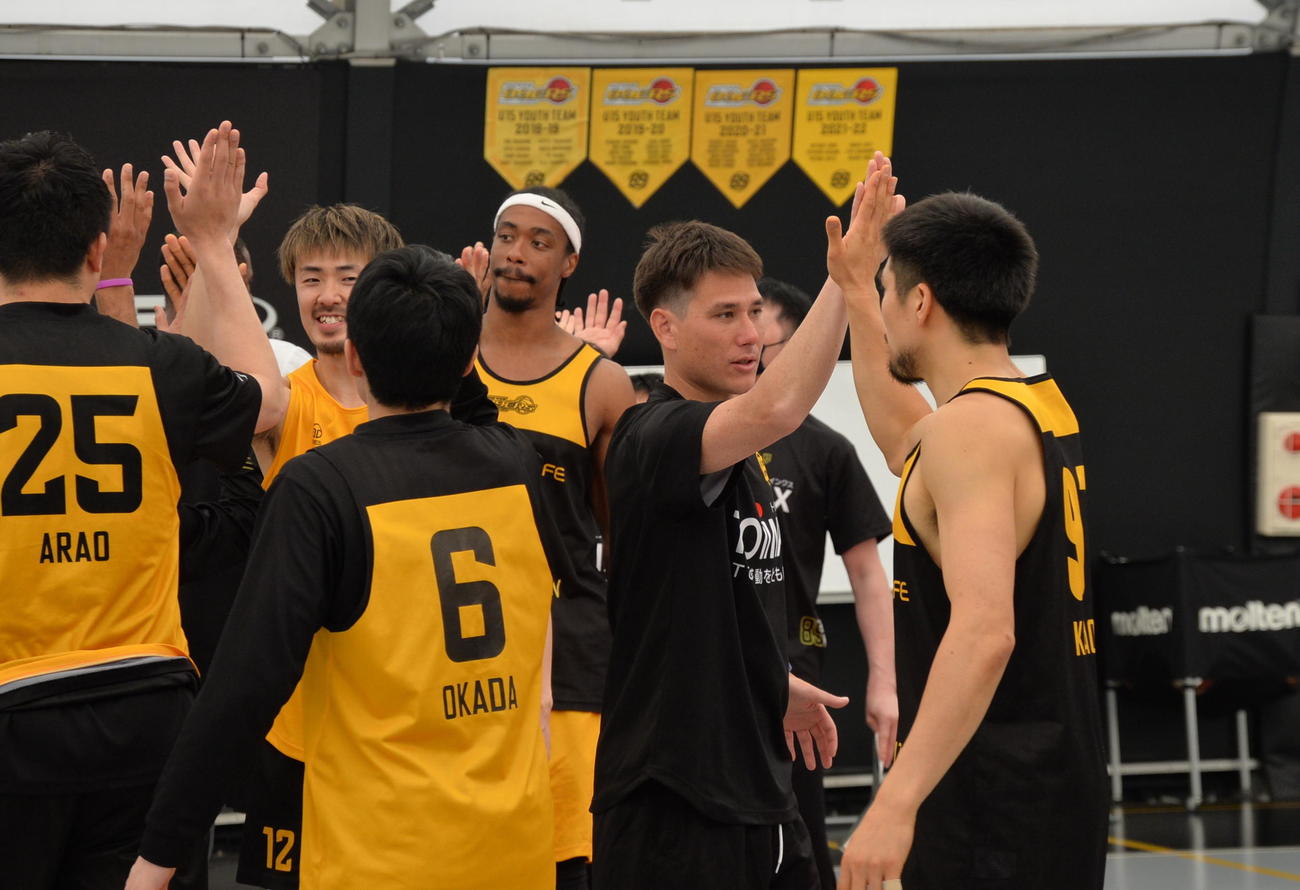 練習後、選手たちとハイタッチする仙台・藤田HC（右から2人目）