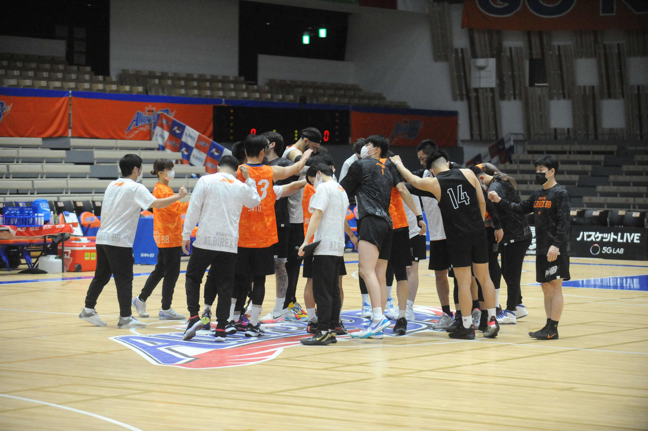 今季最終カード前の全体練習を終え、円陣を組む新潟のメンバー