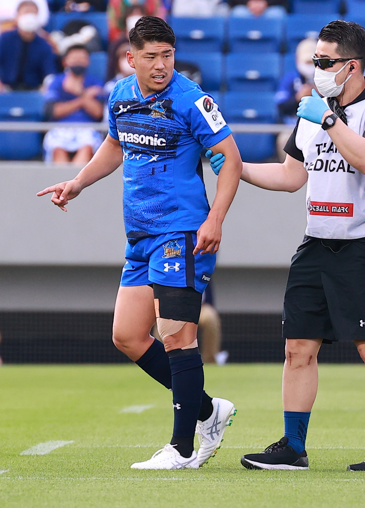 埼玉対東京ベイ　前半、負傷退場する埼玉SO松田（撮影・中島郁夫）