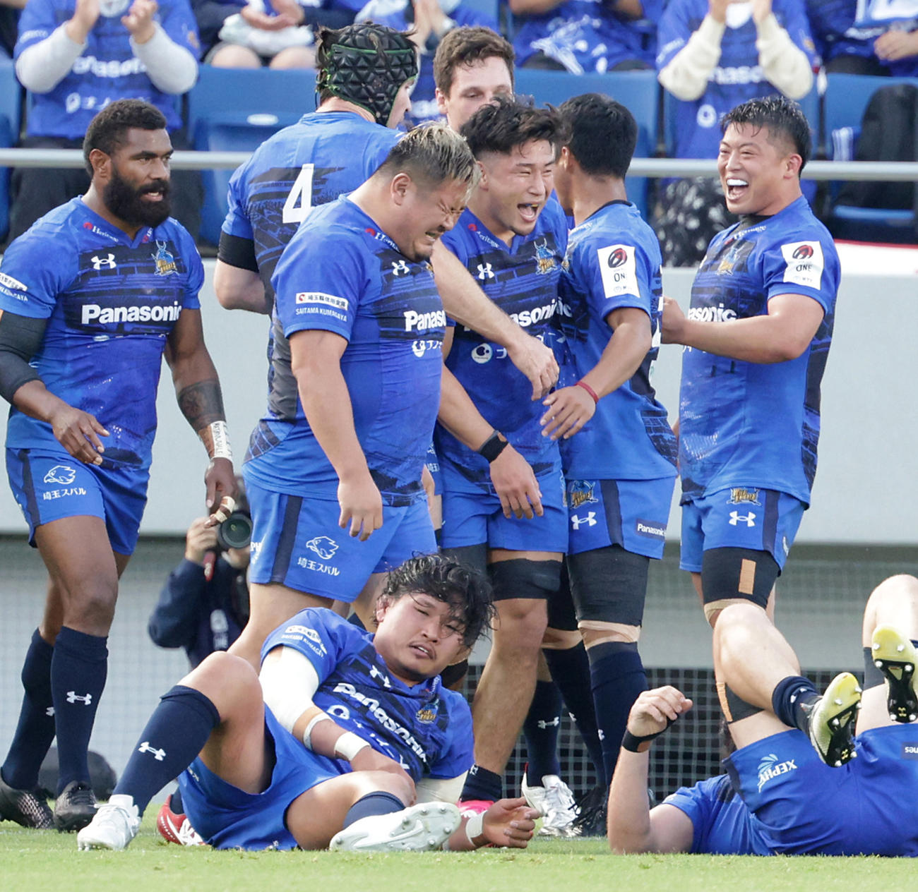 前半、トライを決め祝福される埼玉フランカー大西（右から3人目）（撮影・中島郁夫）
