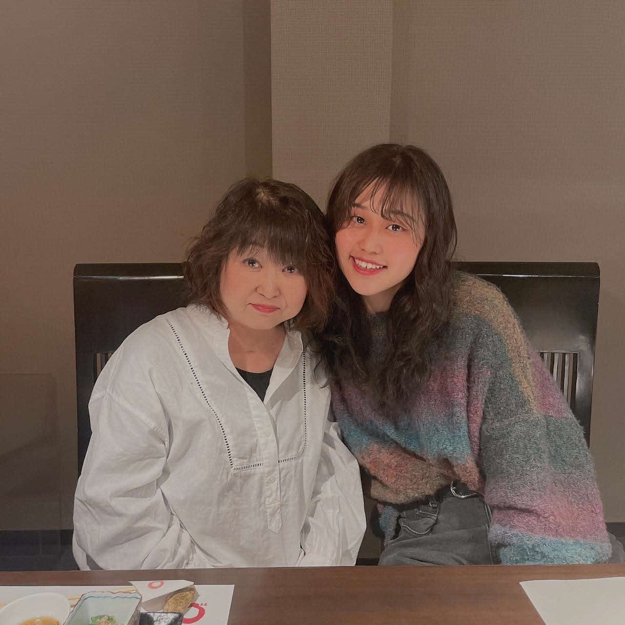 笑顔で写真に納まる高野（右）と母元子さん（本人提供）
