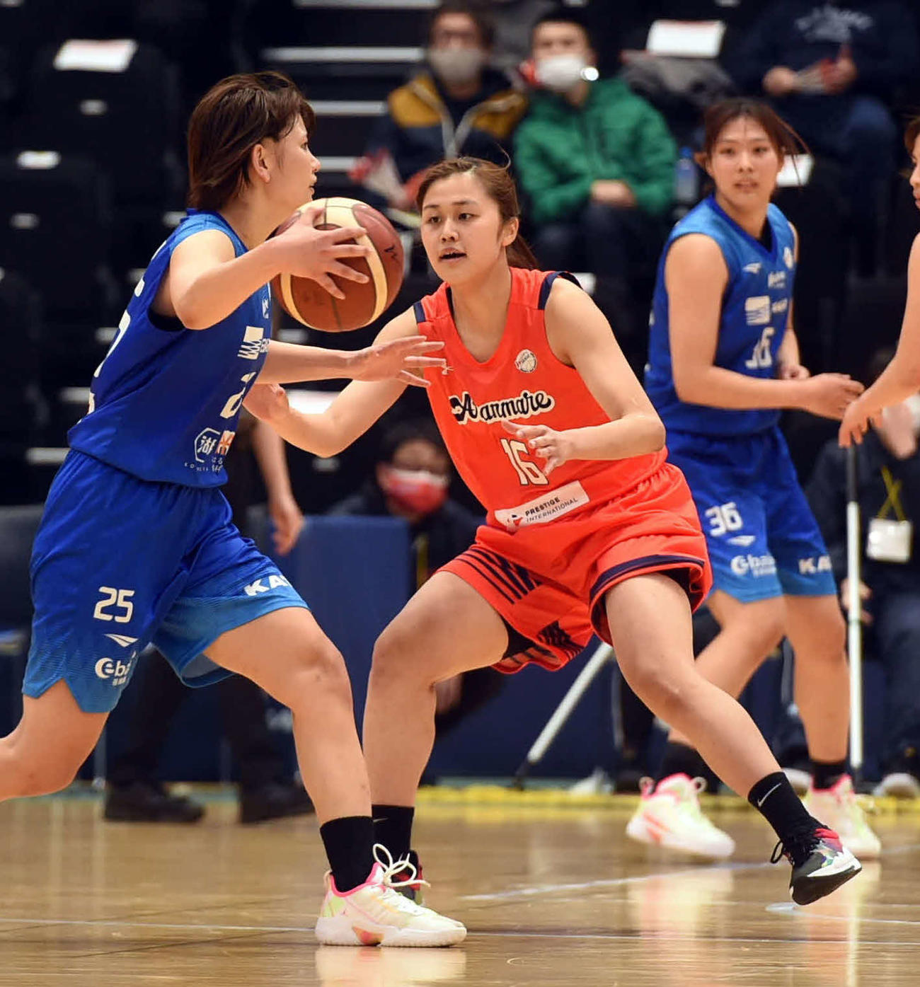 1月15日、東京羽田戦でWリーグデビューを果たした高野（右）