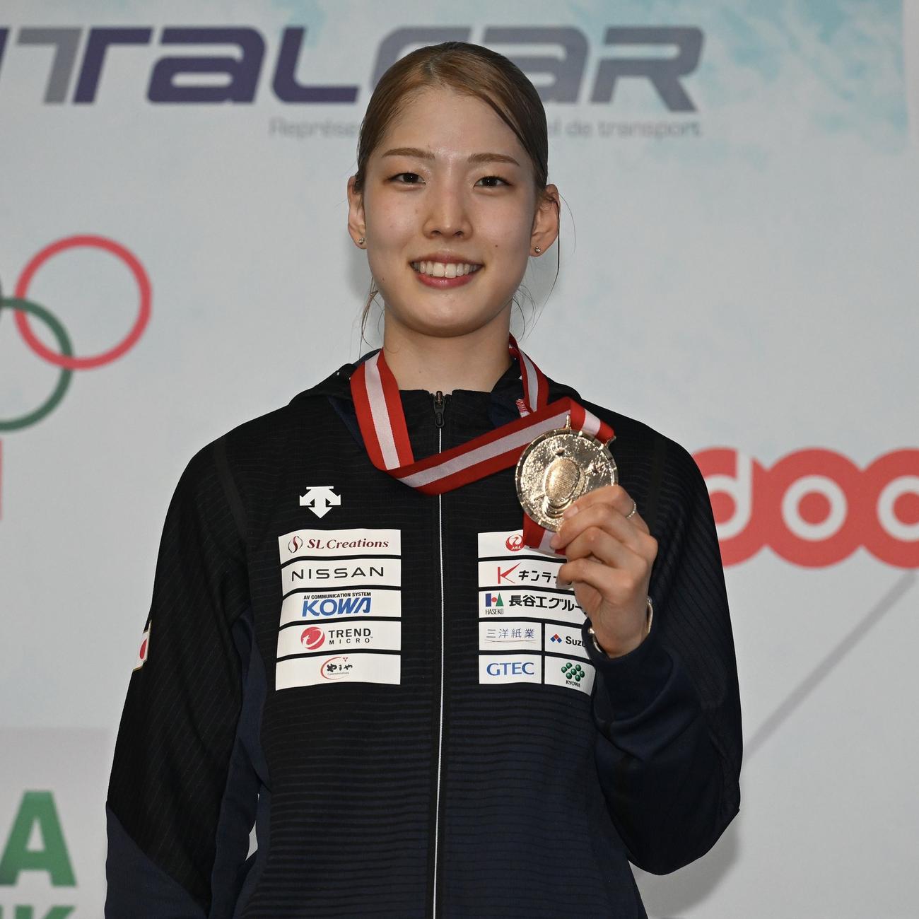 フェンシング女子サーブルW杯チュニジア大会で日本初の金メダルを獲得した江村美咲（C）日本フェンシング協会