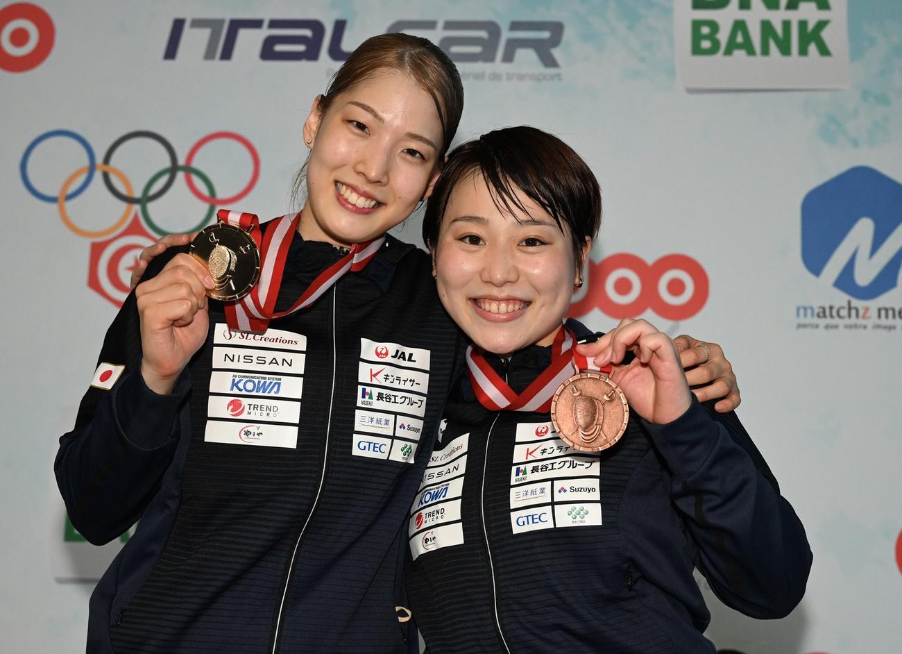 フェンシング女子サーブルW杯チュニジア大会で日本初の金メダルを獲得した江村美咲（左）と銅メダルの小林かなえ（C）日本フェンシング協会