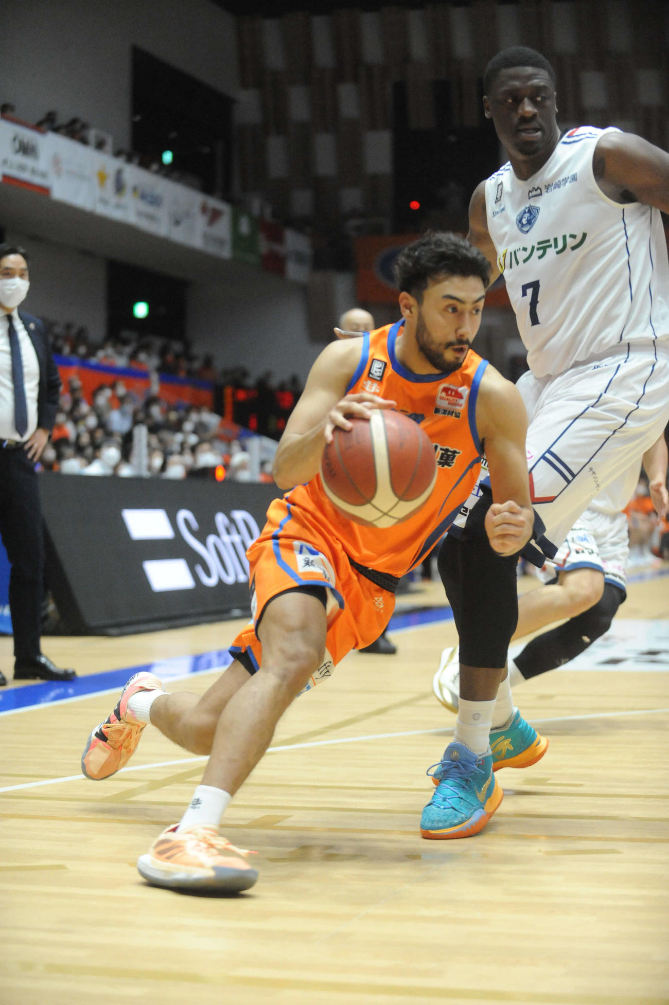 第1Q、ドリブルで切り込む新潟の遠藤