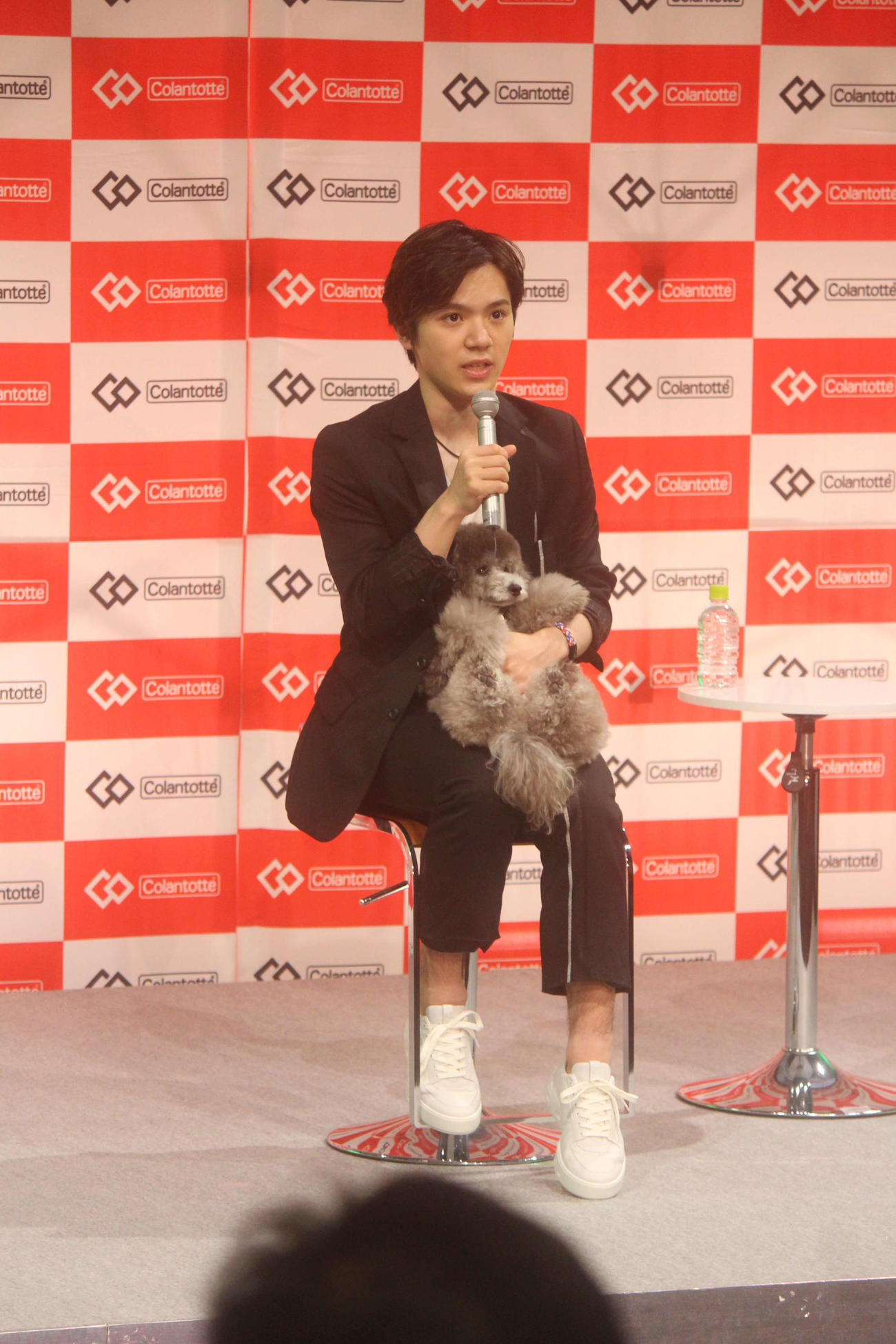 トークショーで愛犬エマちゃんを抱く宇野