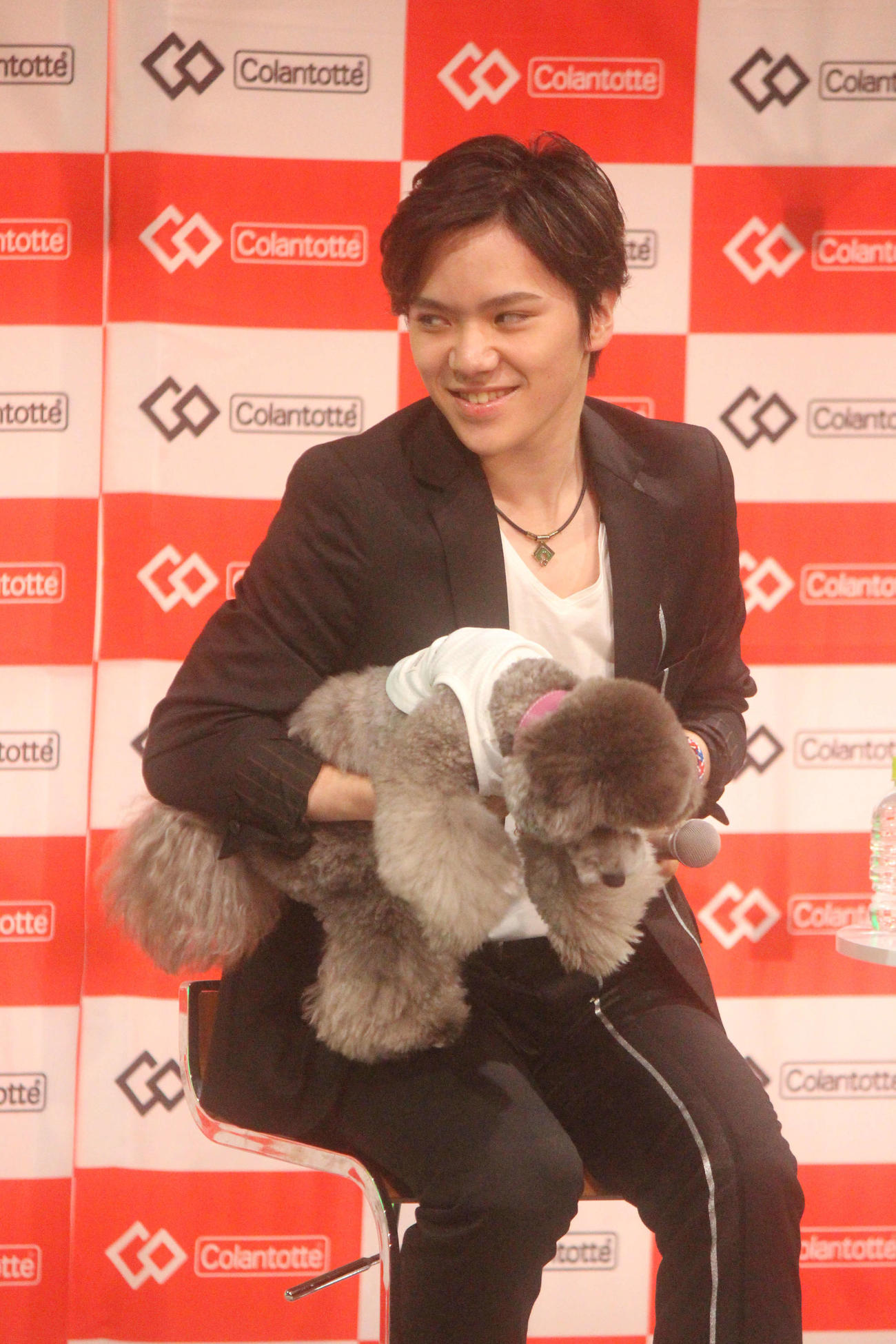 トークショーで愛犬エマちゃんを抱く宇野