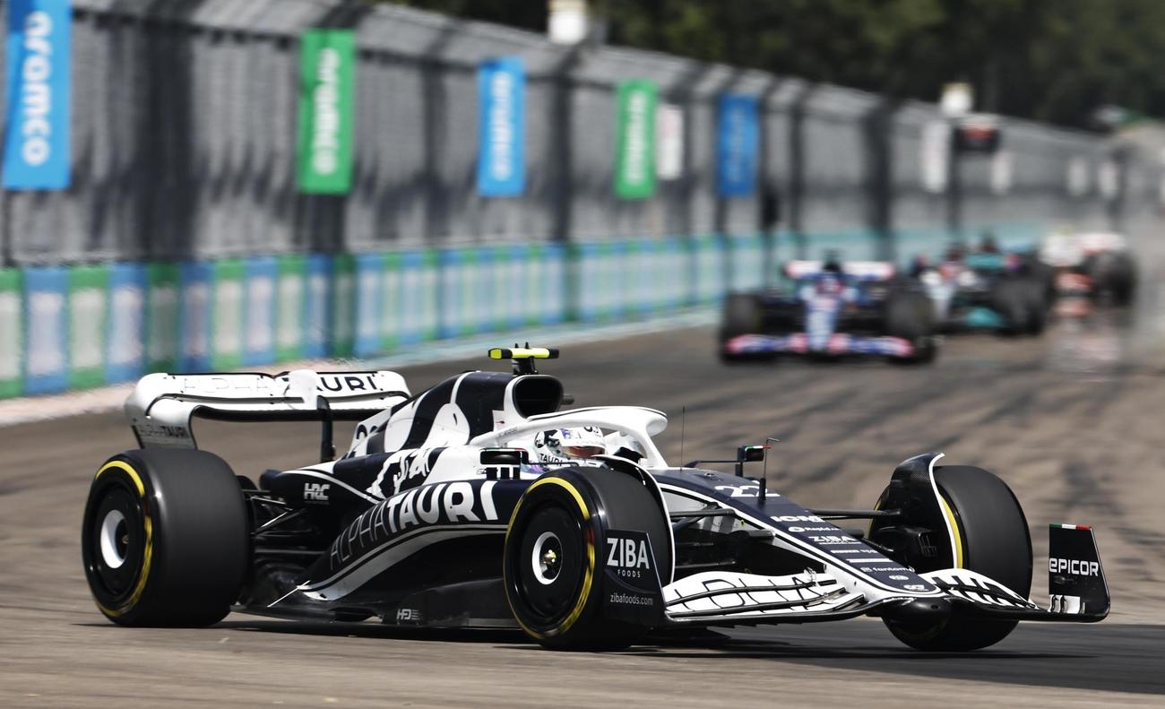 F1のマイアミGPで走行する角田裕毅（ゲッティ＝共同）