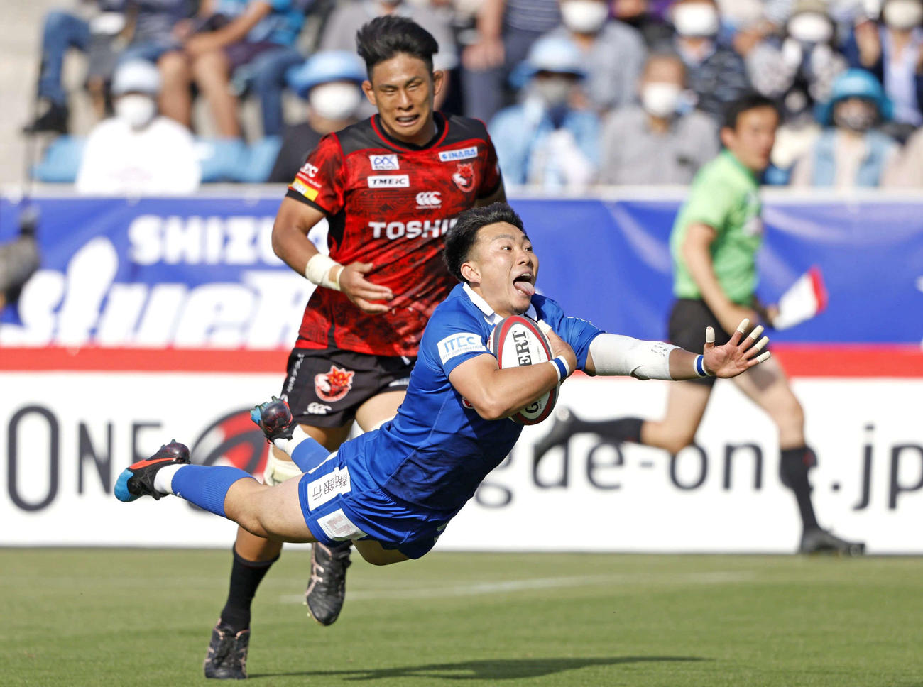 BL東京戦の後半にトライを決める静岡・田上（手前）（共同）