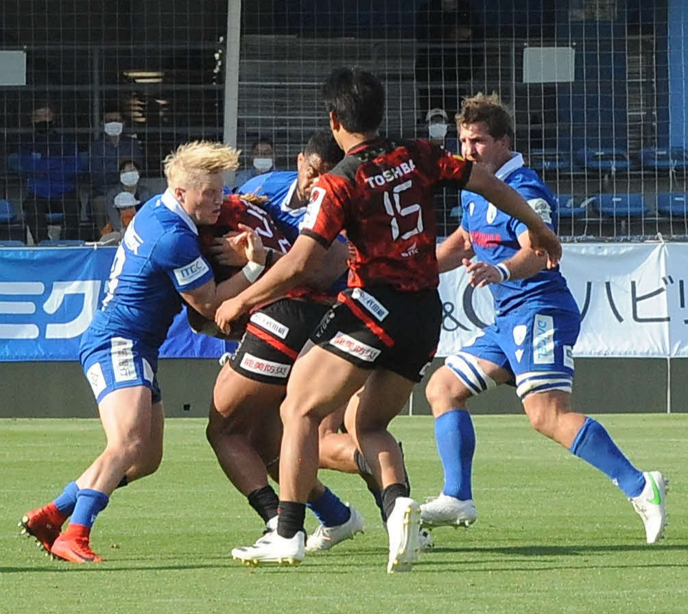 体を張って相手を止める静岡ブルーレヴズのグリーン（左端）ら