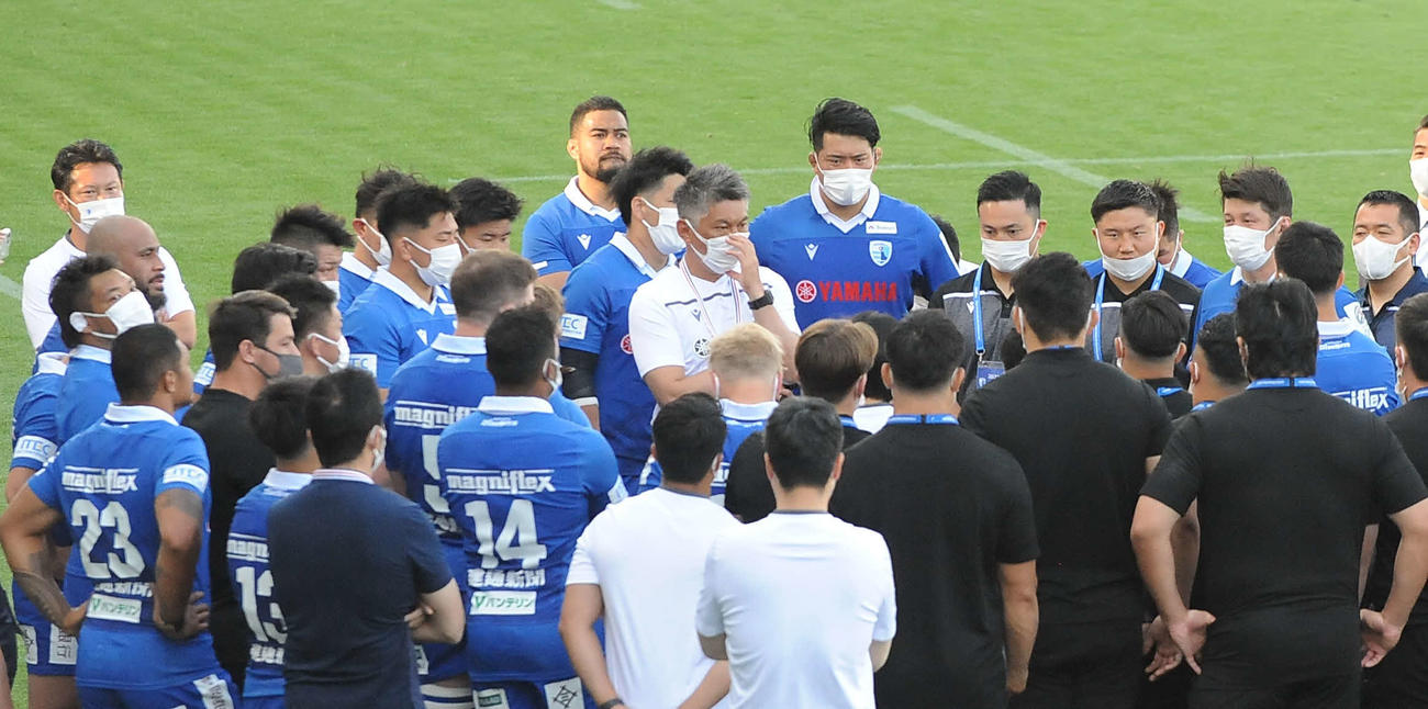 静岡ブルーレヴズの選手らは試合後、堀川監督（中央）の話を聞く