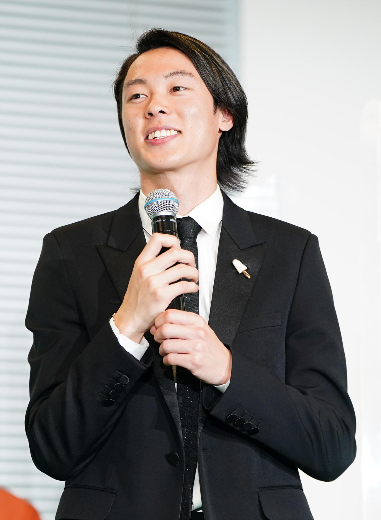 式典に参加し笑顔で質問に答える小林（撮影・菅敏）