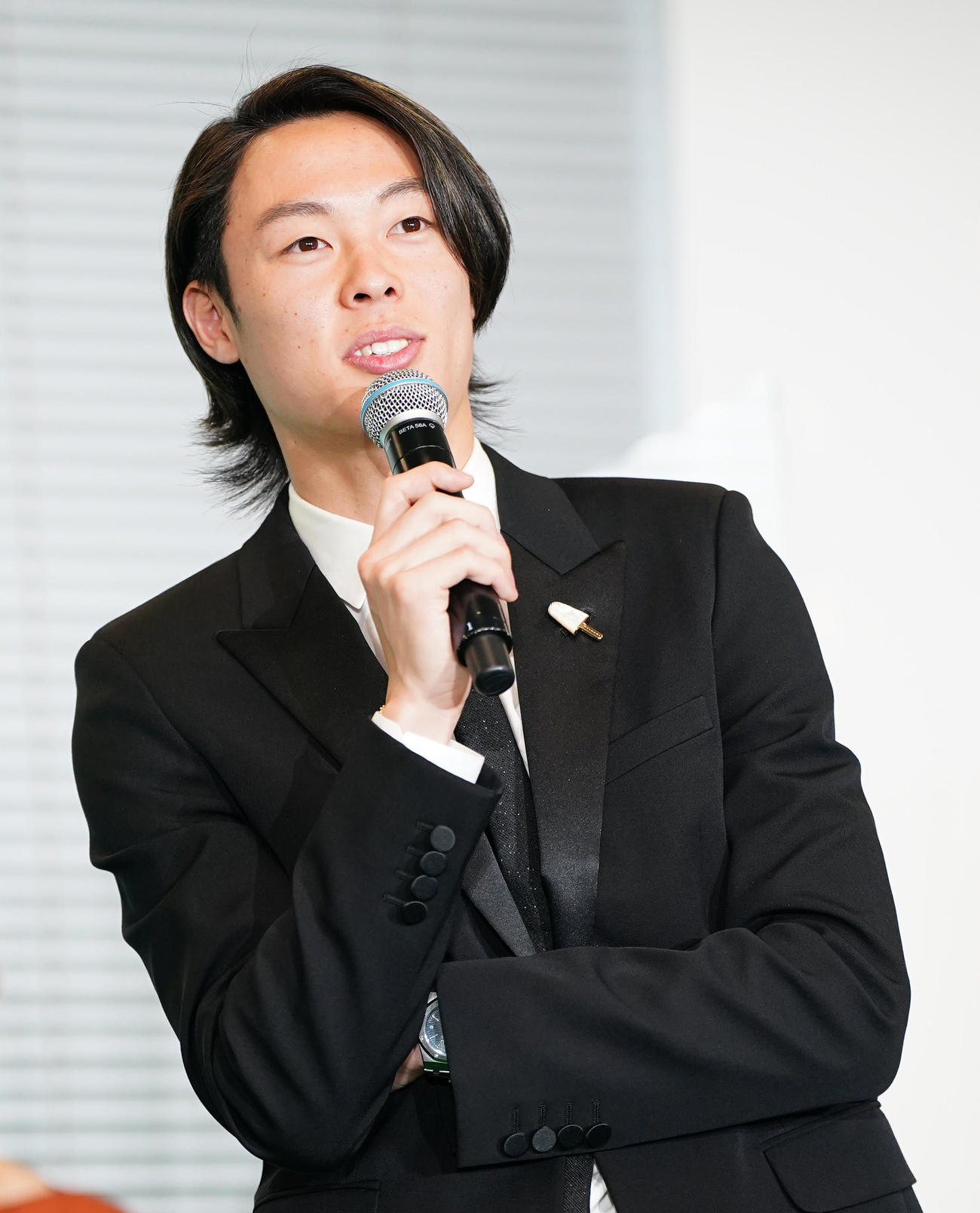 式典に参加し笑顔で質問に答える小林（撮影・菅敏）