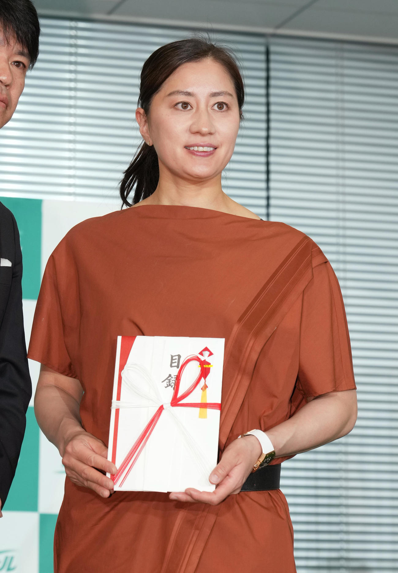 式典に参加し、目録を手に記念写真に納まる竹内（撮影・菅敏）