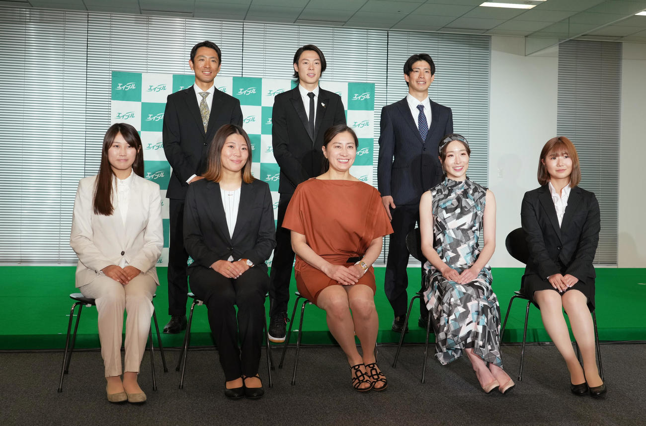 式典に参加し記念写真に納まる、前列左から村瀬、冨田、竹内、鬼塚、岩渕。後列左から渡部、小林、堀島（撮影・菅敏）