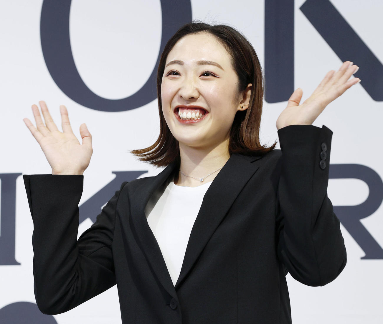 記者会見後、カメラに向かって手を振るトランポリン女子の森ひかる（共同）