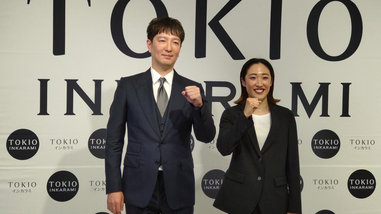 プロ転向で所属契約を発表した森ひかる（右）とスポンサーとなったTOKIOインカラミ・ブランドのイフイングの冬廣社長がガッツポーズ