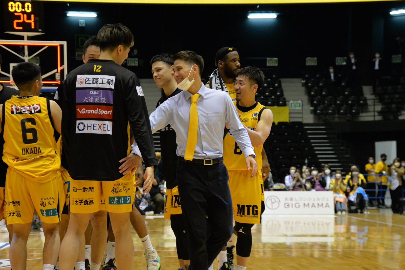 仙台対福島　勝利し笑顔を見せる仙台89ERS・藤田HC（撮影・濱本神威）