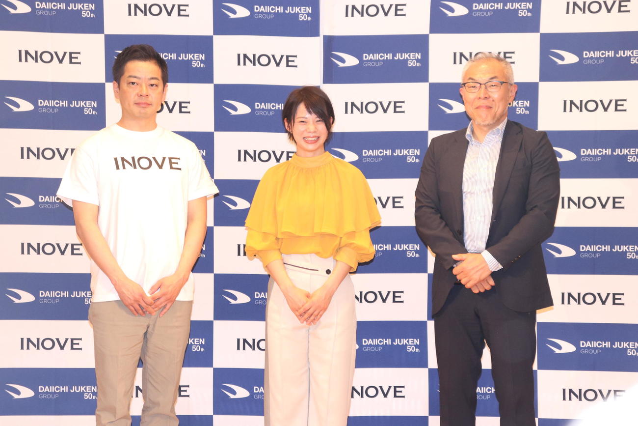 第一住建ホールディングス創業50周年記念イベントに出席した第一住建ホールディングス代表取締役・松尾武（左）、高木菜那（中央）近畿大学経営戦略本部長・世耕石弘（右）。（撮影・竹本穂乃加）