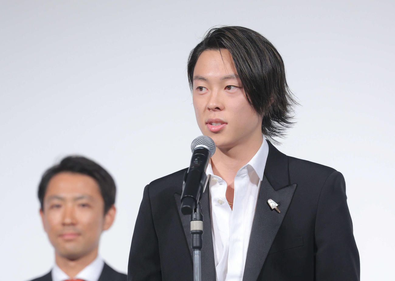 「SNOW AWARD 2022」で優秀選手賞を受賞し、ステージでスピーチするジャンプの小林（撮影・河田真司）