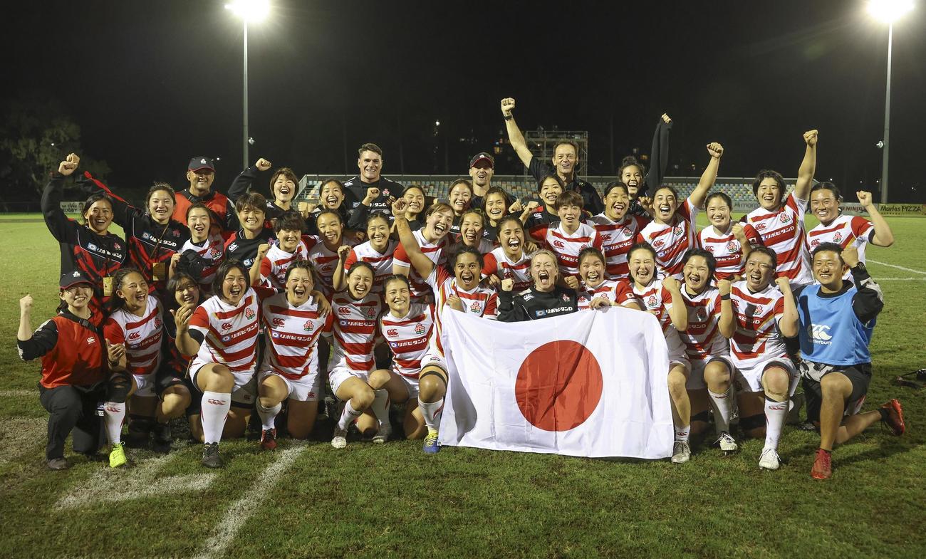 オーストラリアから初勝利を挙げ、喜ぶ女子15人制日本代表「サクラフィフティーン」（日本ラグビーフットボール協会提供）