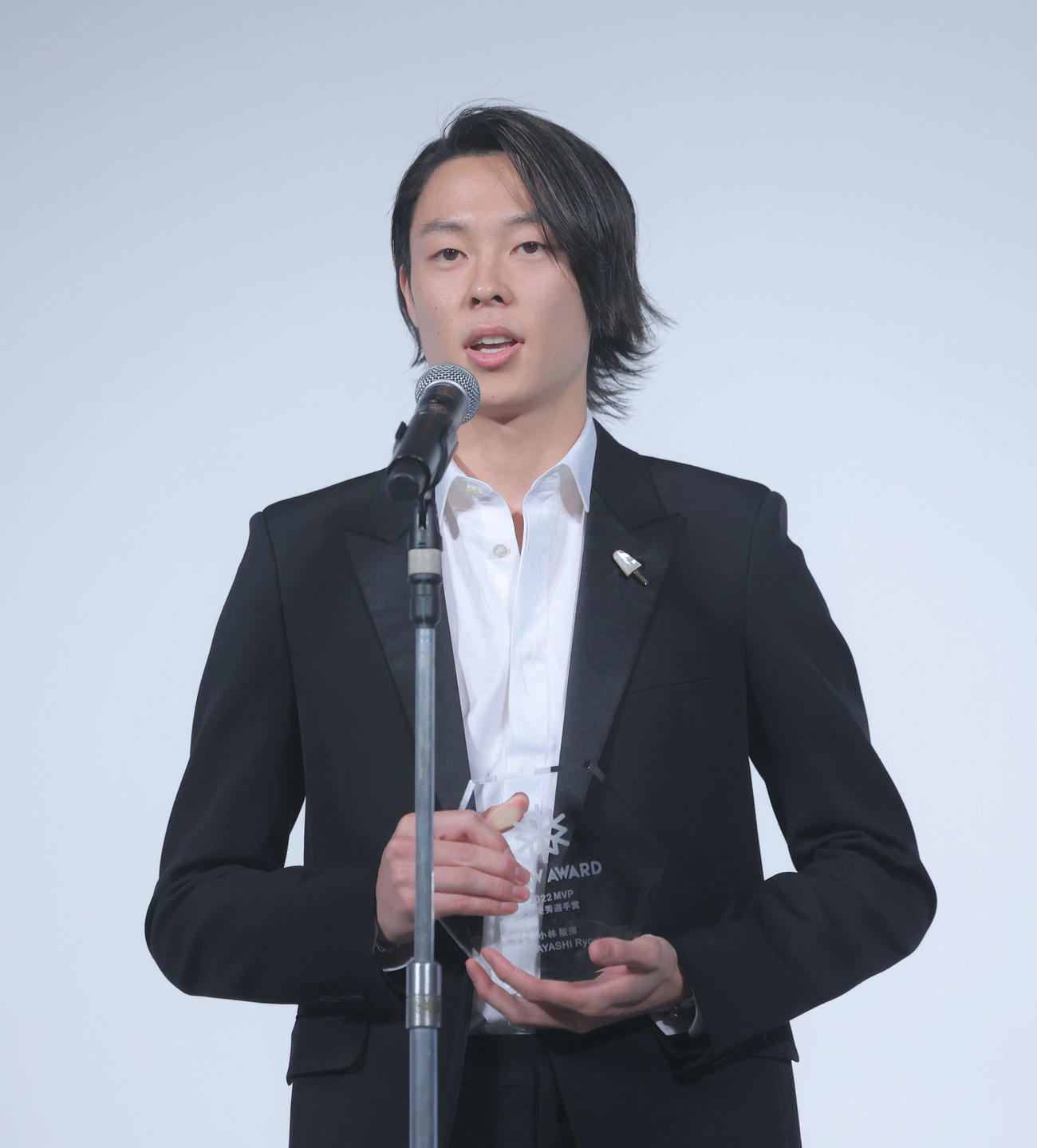「SNOW AWARD 2022」で最優秀選手賞を受賞し、スピーチに臨む北京冬季五輪ノルディックスキー・ジャンプ男子金メダリストの小林（撮影・河田真司）