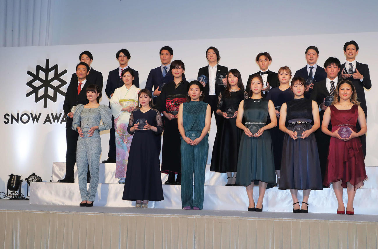 「SNOW AWARD 2022」の集合写真に納まる、前列左から中村、栗山、冨田、葛西優、葛西春、川村、中列左から渡部暁、鈴木、三木、村瀬、近藤、小山、後列左から高原、馬場、須貝、小林、国武、武田、堀島（撮影・河田真司）