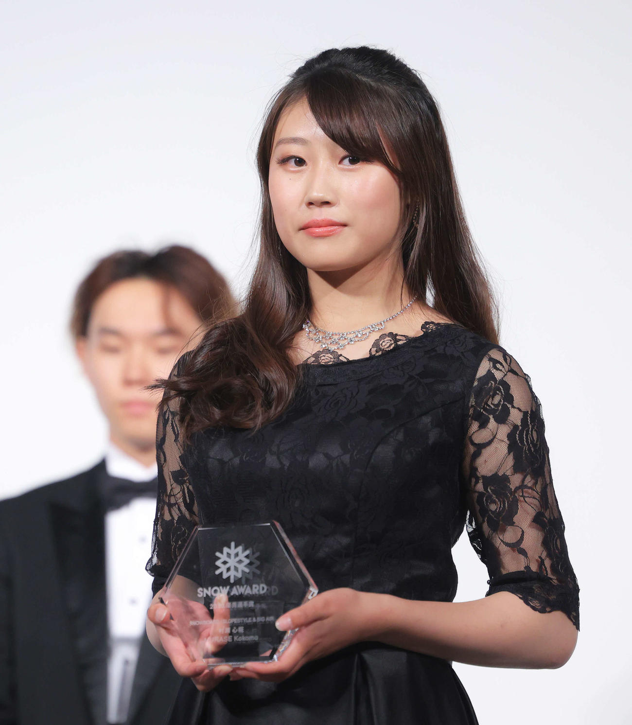 「SNOW AWARD 2022」で優秀選手賞を受賞する北京冬季五輪女子スノーボード銅メダリストの村瀬（撮影・河田真司）
